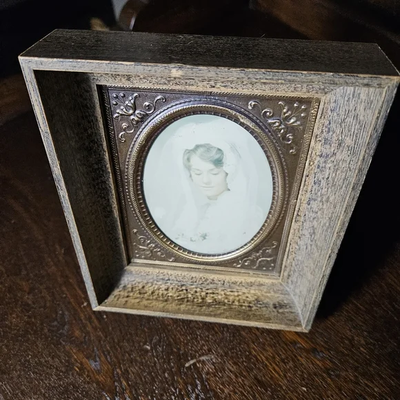Vintage Ornate Brown and Gold Photo Frame. - Picture 3 of 10
